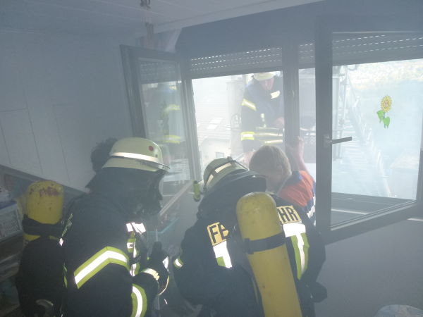 Herbst-Abschlussübung der Feuerwehr im Pfarrfeld Herbst-Abschlussübung der Feuerwehr im Pfarrfeld