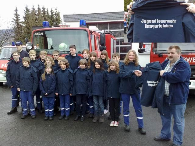 Neue Jacken für die Jugendfeuerwehr