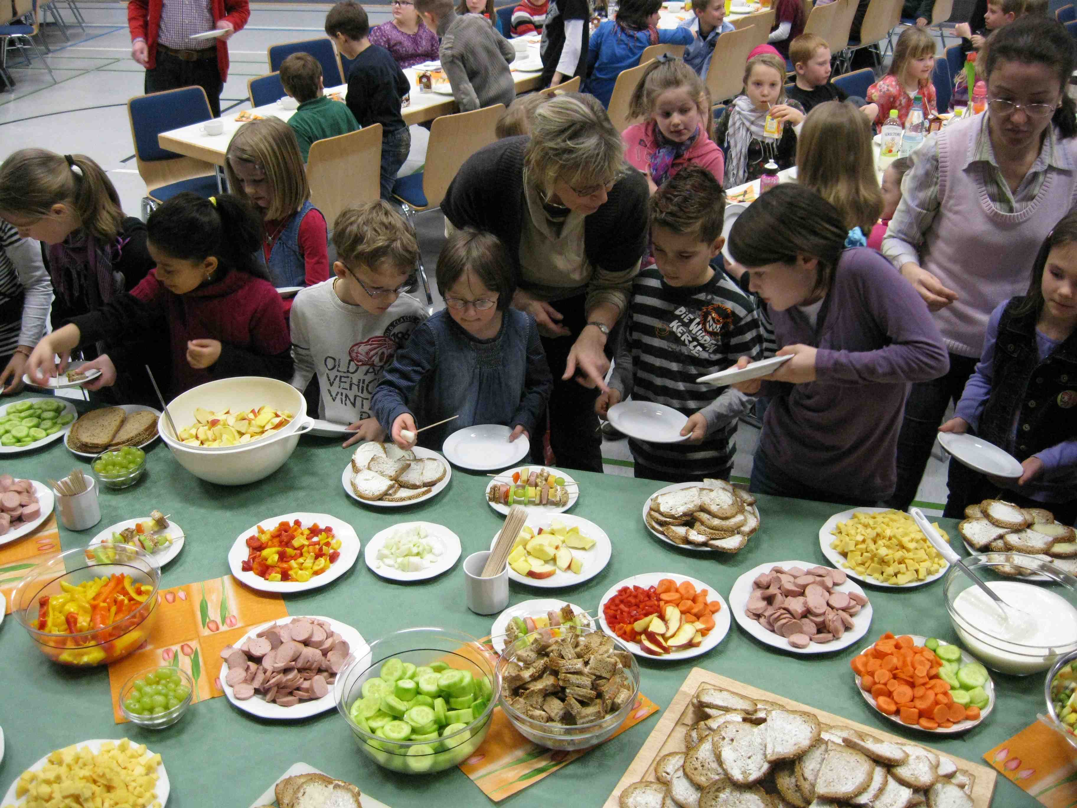 Grundschule Hainchen nimmt am Wettbewerb „Schule der Zukunft” teil. Gesunde Ernährung mit 100 Schulkindern