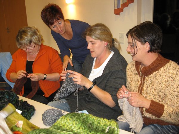 kfd- Herbststrickkurs im Pfarrheim St.- Cäcilia. Kuschelige Schals und Mützen für den Winter kfd- Herbststrickkurs im Pfarrheim St.- Cäcilia. Kuschelige Schals und Mützen für den Winter