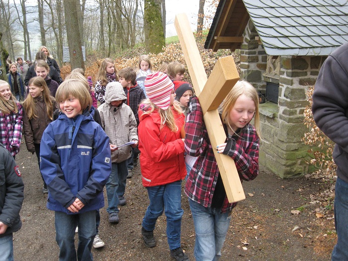 Kinderkreuzweg zum Pfarrberg – Leidensweg Christi nachvollzogen Kinderkreuzweg zum Pfarrberg – Leidensweg Christi nachvollzogen