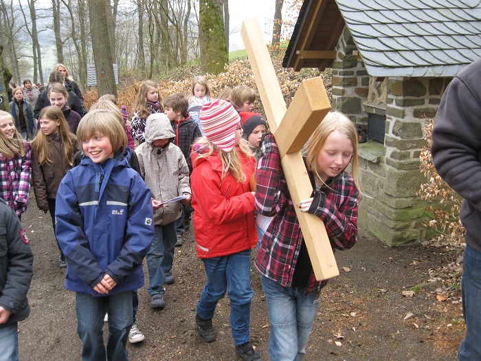 Kinderkreuzweg zum Pfarrberg – Leidensweg Christi nachvollzogen