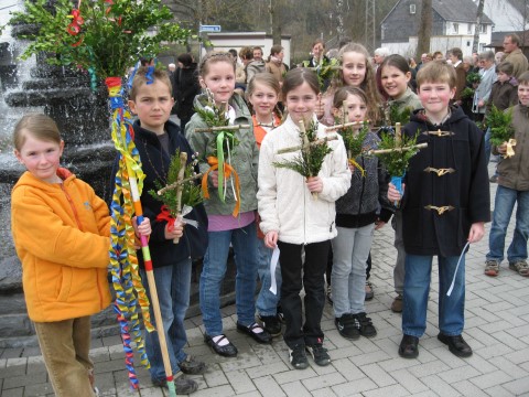 Palmweihe am Dorfbrunnen