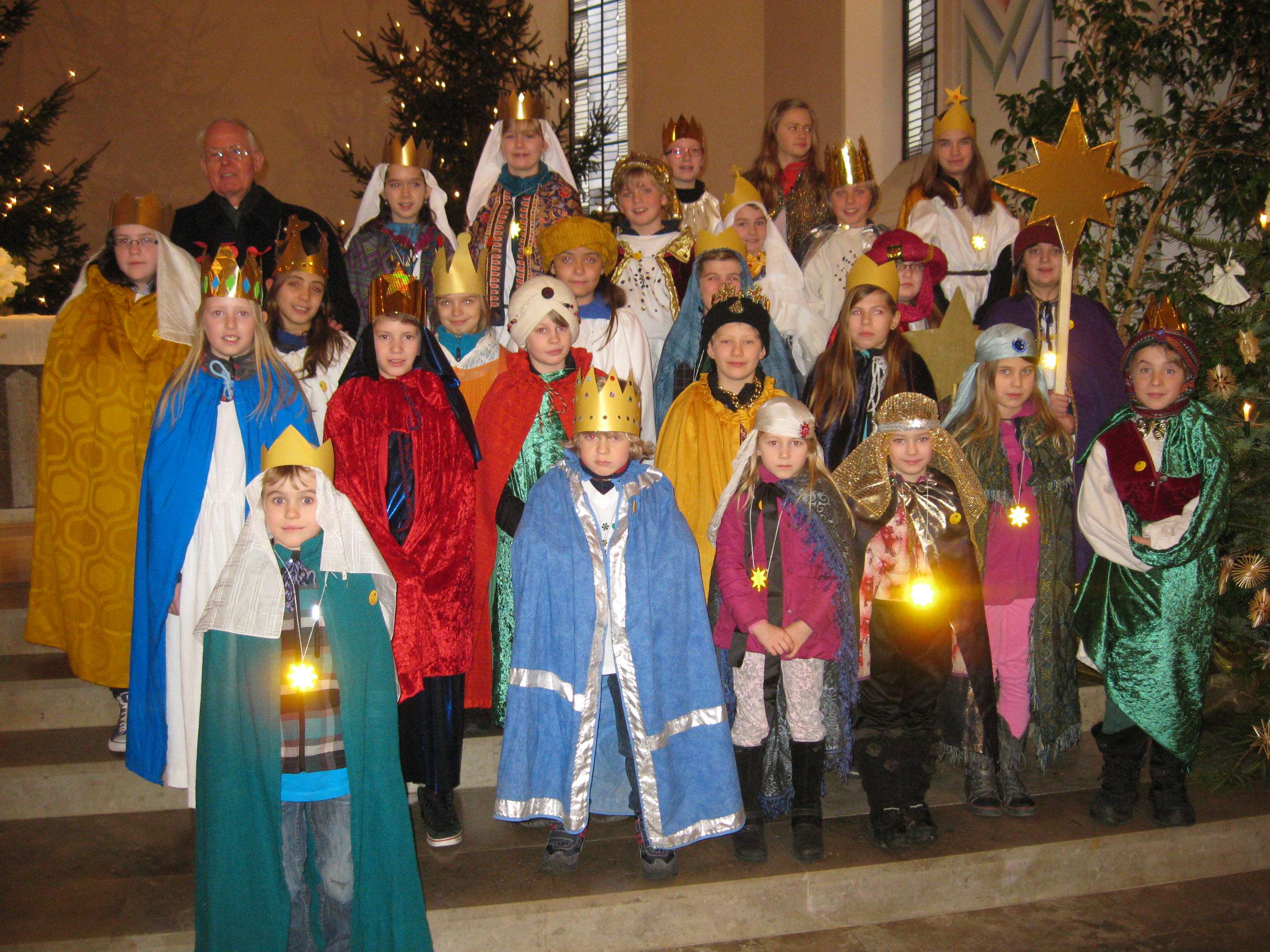 Sternsinger unterwegs. Empfangsgottesdienst in der Pfarrkirche Irmgarteichen.