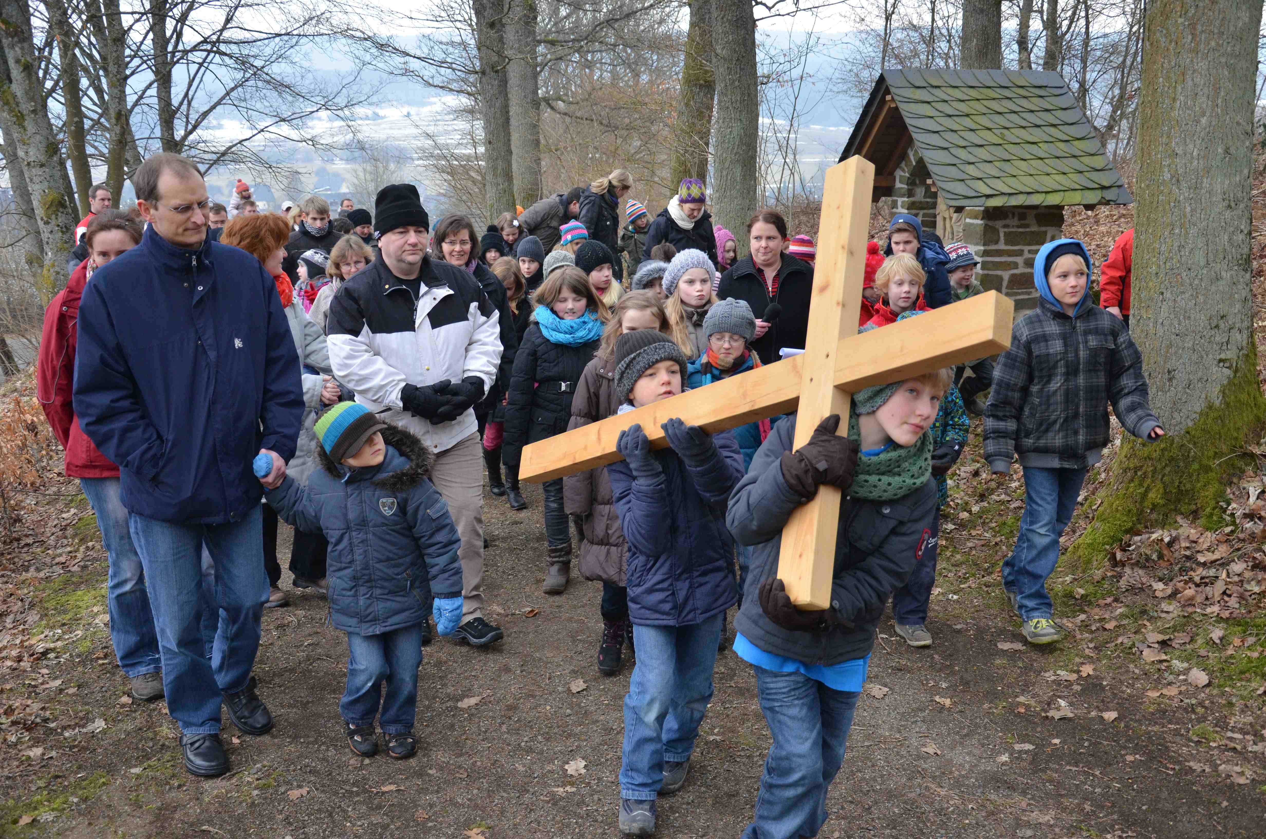 Kinderkreuzweg zum Pfarrberg – Leidensweg Christi nachvollzogen