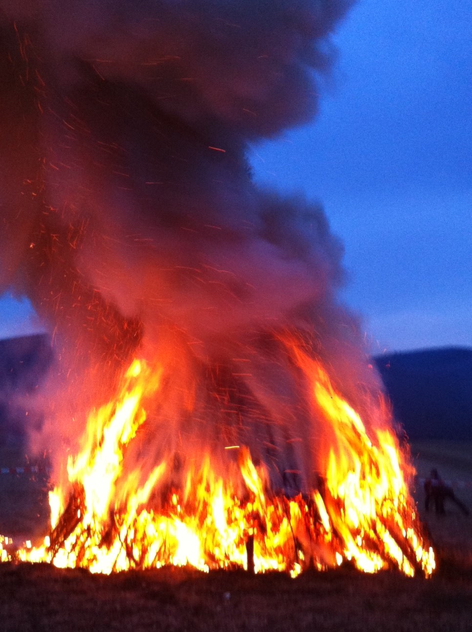 Osterfeuer 2013 entfacht – Winter hoffentlich vertrieben