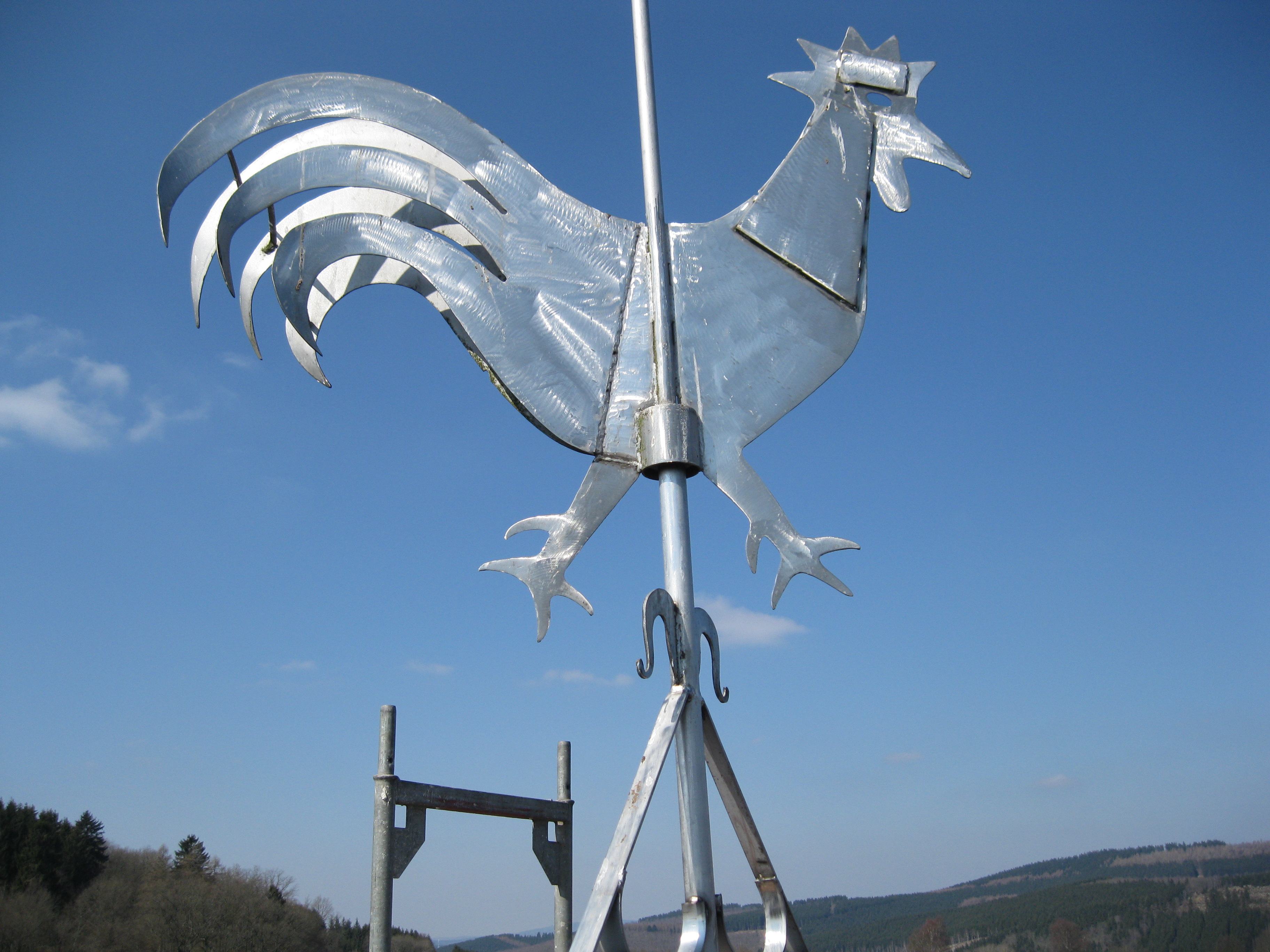 Wetterhahn am Kirchturm der Pfarrkirche St. Cäcilia Irmgarteichen