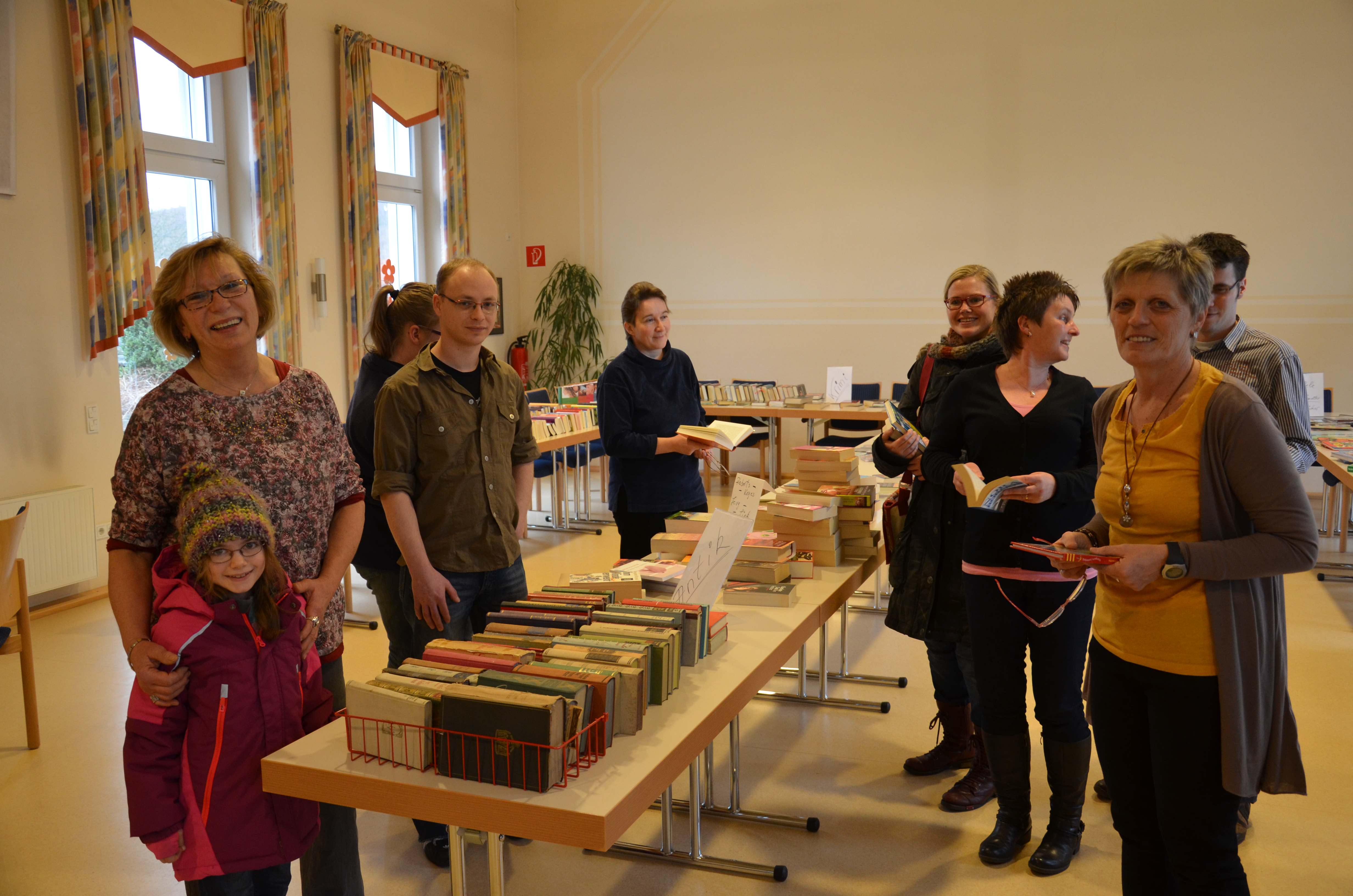 Bücherflohmarkt mit guter Resonanz – Zahlreiche Familien mit Kindern stöberten im Haus Cäcilia