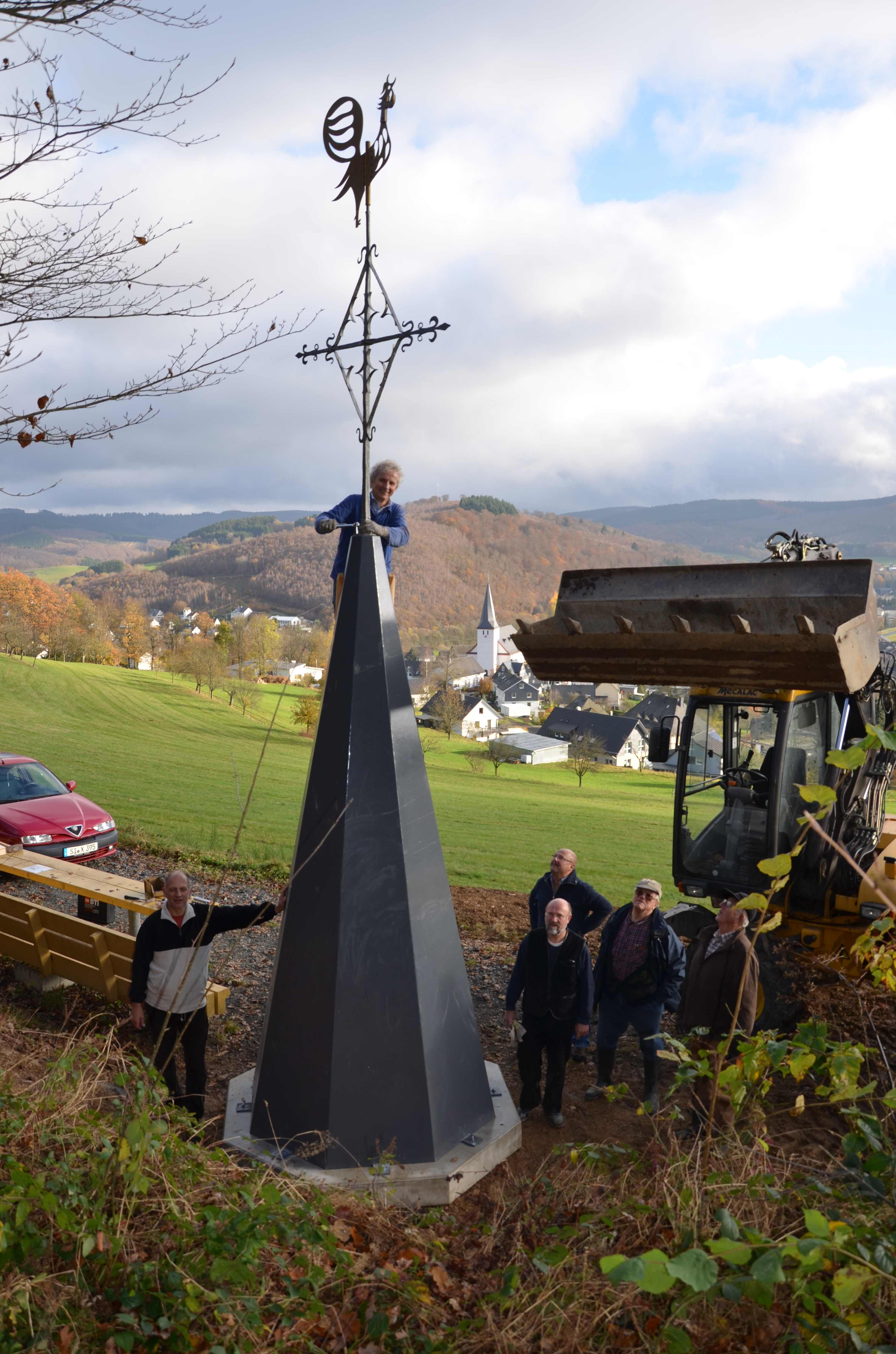 Neuer Turm mit Kirchturmkreuz am Pfarrberg aufgestellt