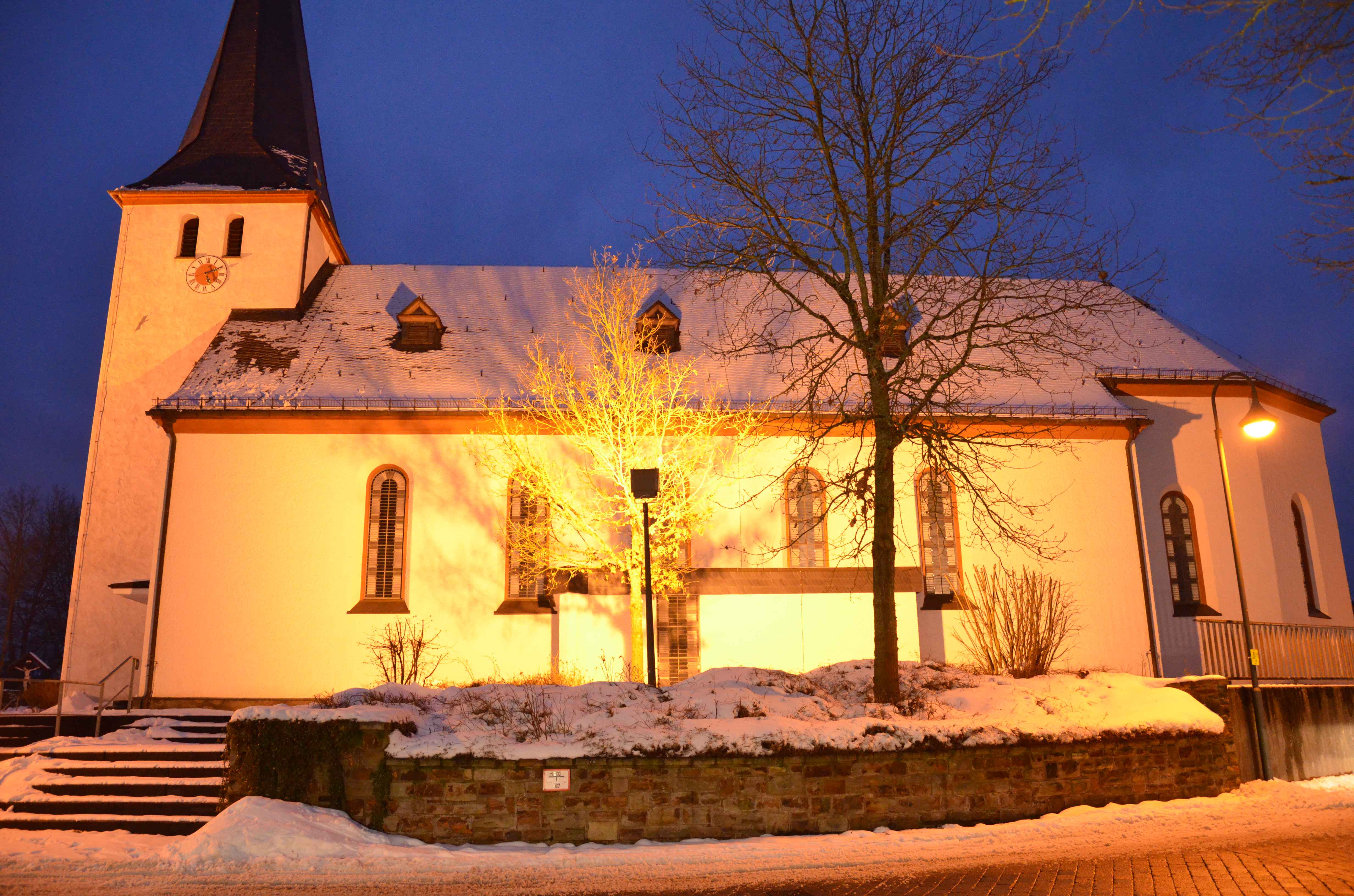 Kirche ins rechte Licht gesetzt