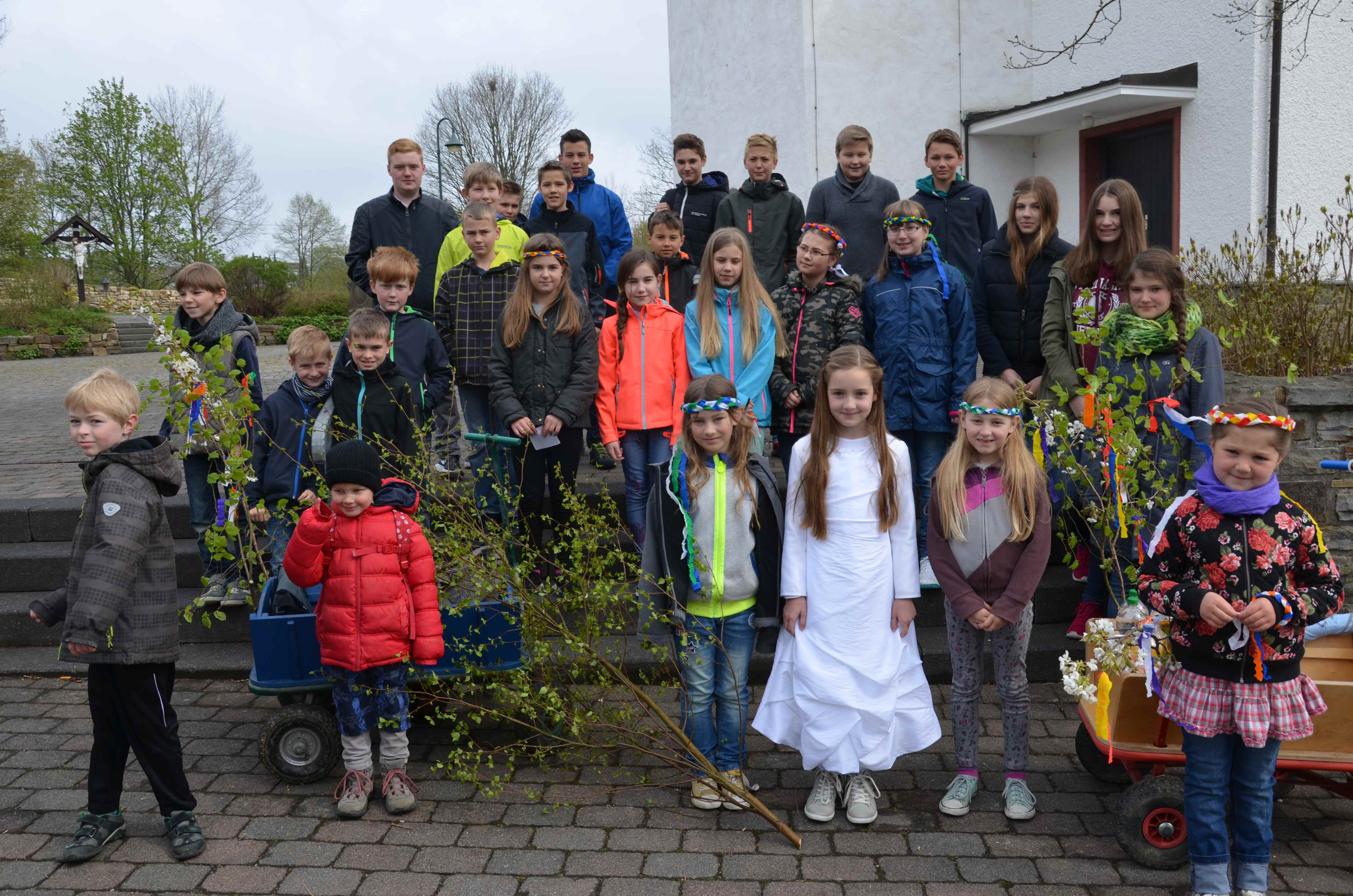 Maikinder in Irmgarteichen unterwegs