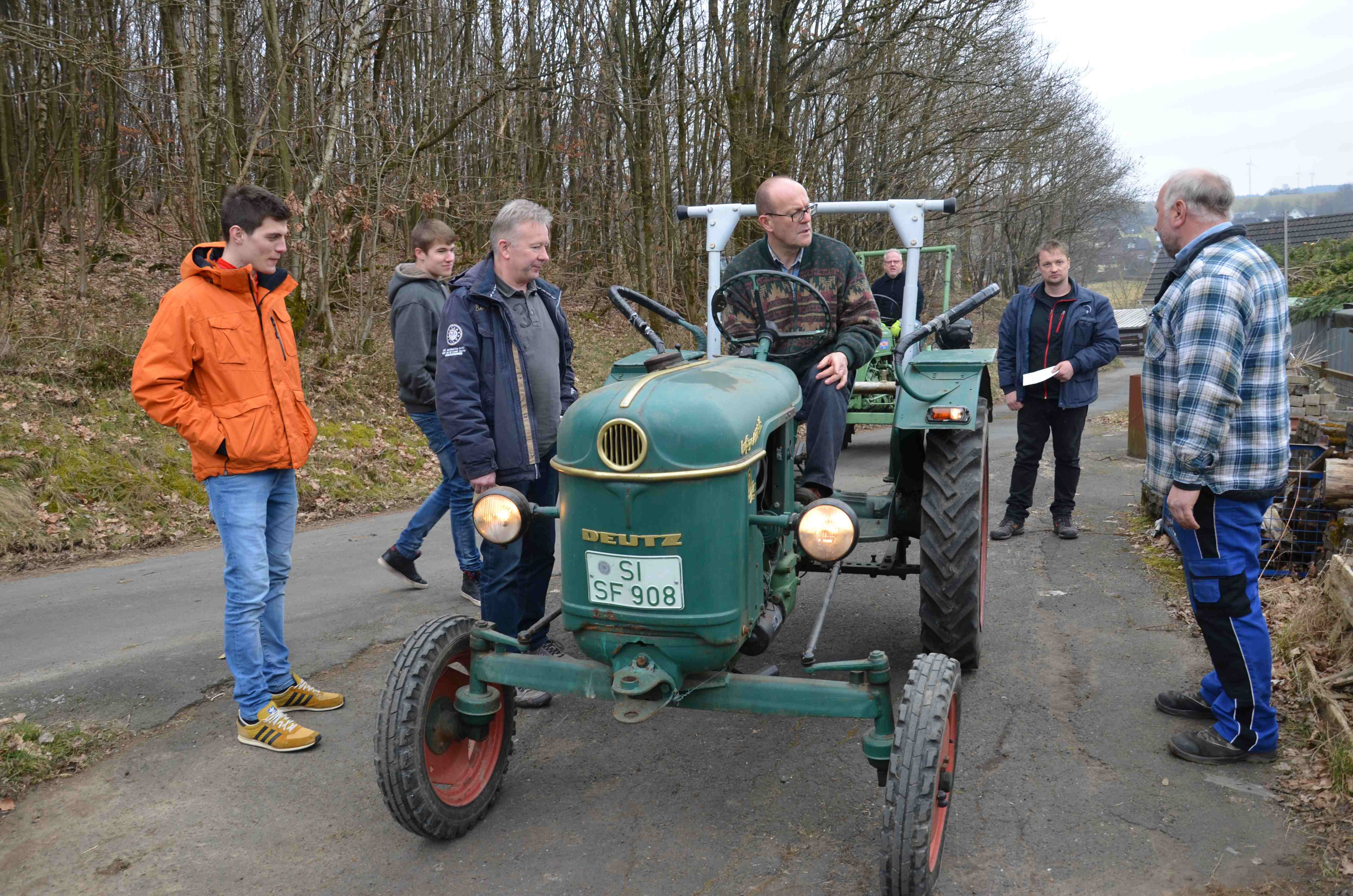Trecker – Tüv im Johannland: Mitarbeiter prüfen alte „Schätzchen“ Trecker – Tüv im Johannland: Mitarbeiter prüfen alte „Schätzchen“
