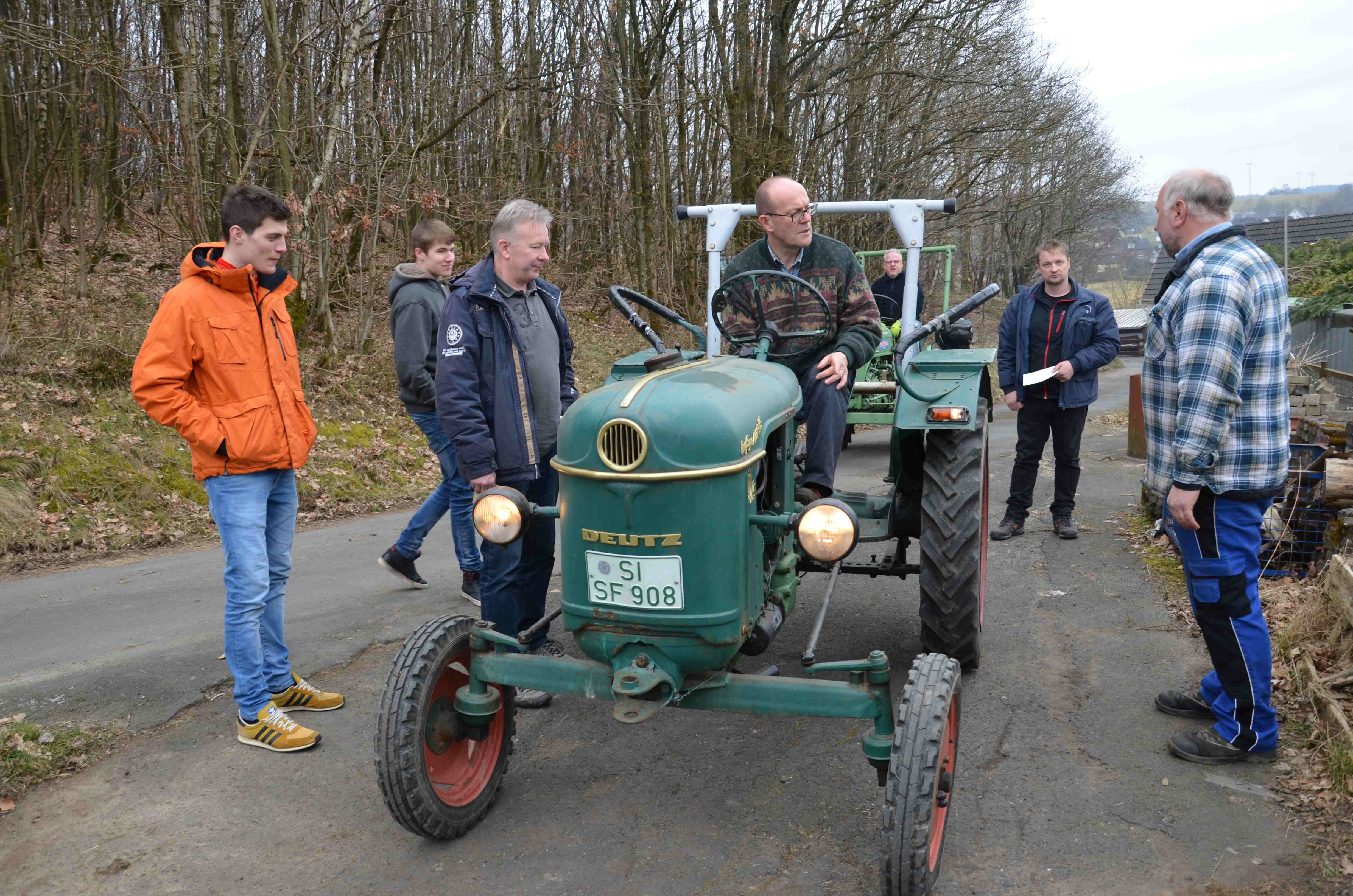 Trecker – Tüv im Johannland: Mitarbeiter prüfen alte “Schätzchen”