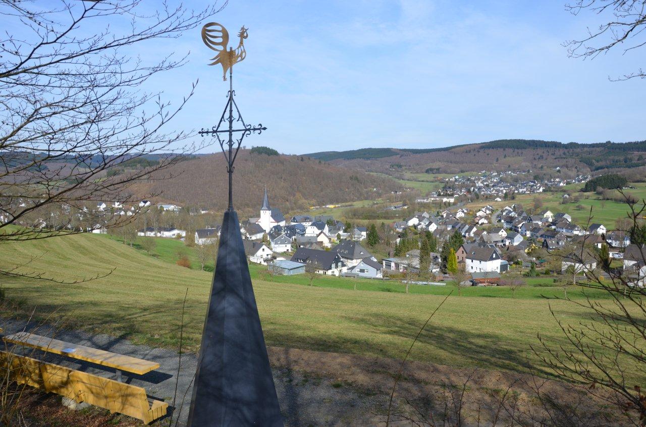 Neuer Turm mit Kirchturmkreuz am Pfarrberg aufgestellt. Neuer Turm mit Kirchturmkreuz am Pfarrberg aufgestellt.