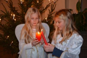 Friedenslicht leuchtet an den Krippen der Kirchen