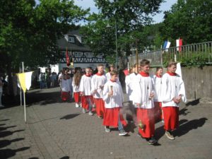 Feierliche Dreifaltigkeitsprozession durchs Johannland