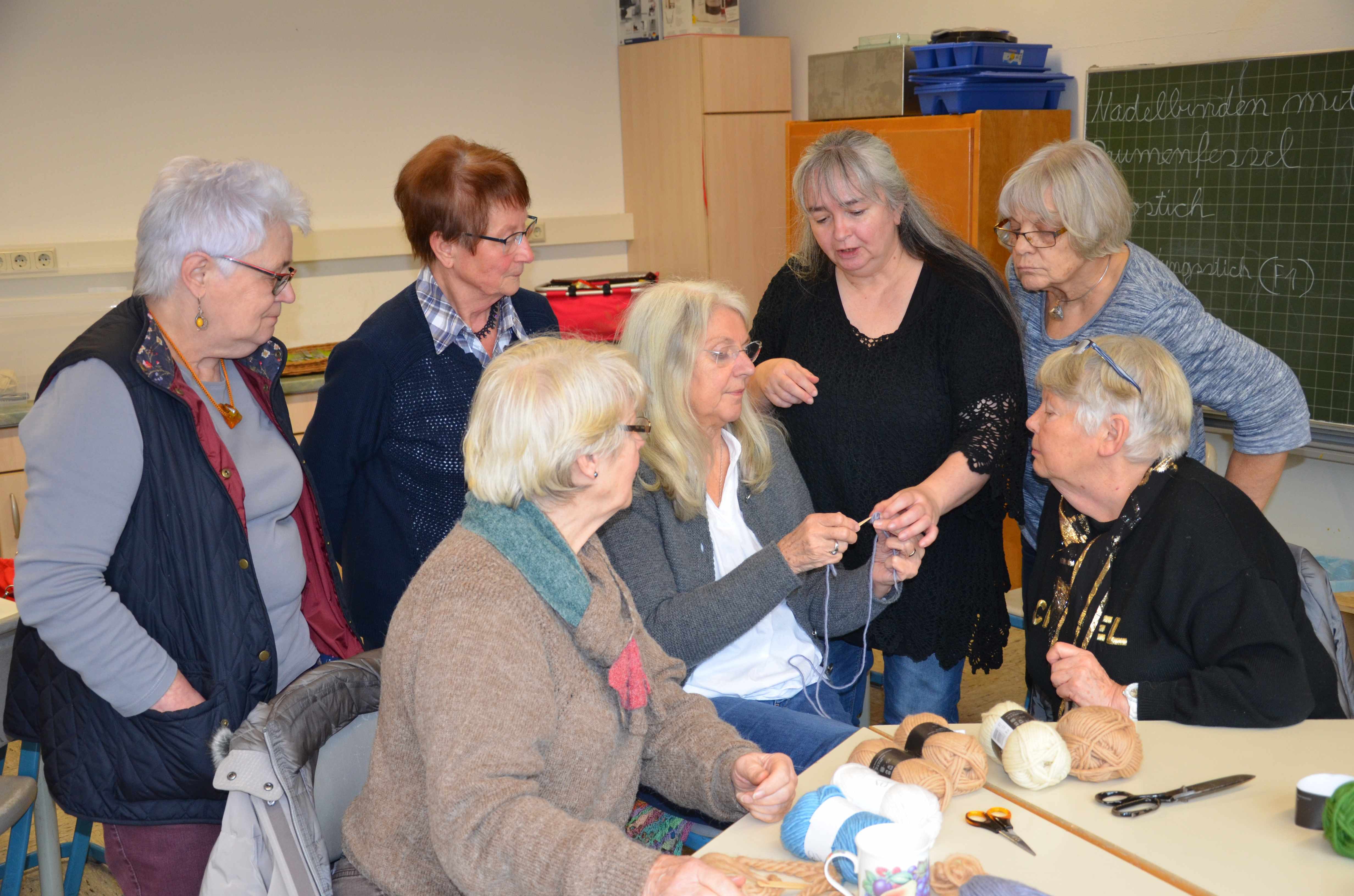 Sigrun Gabbert zeigte Uralte Technik – Workshop mit Oslostich und Müsener Stich