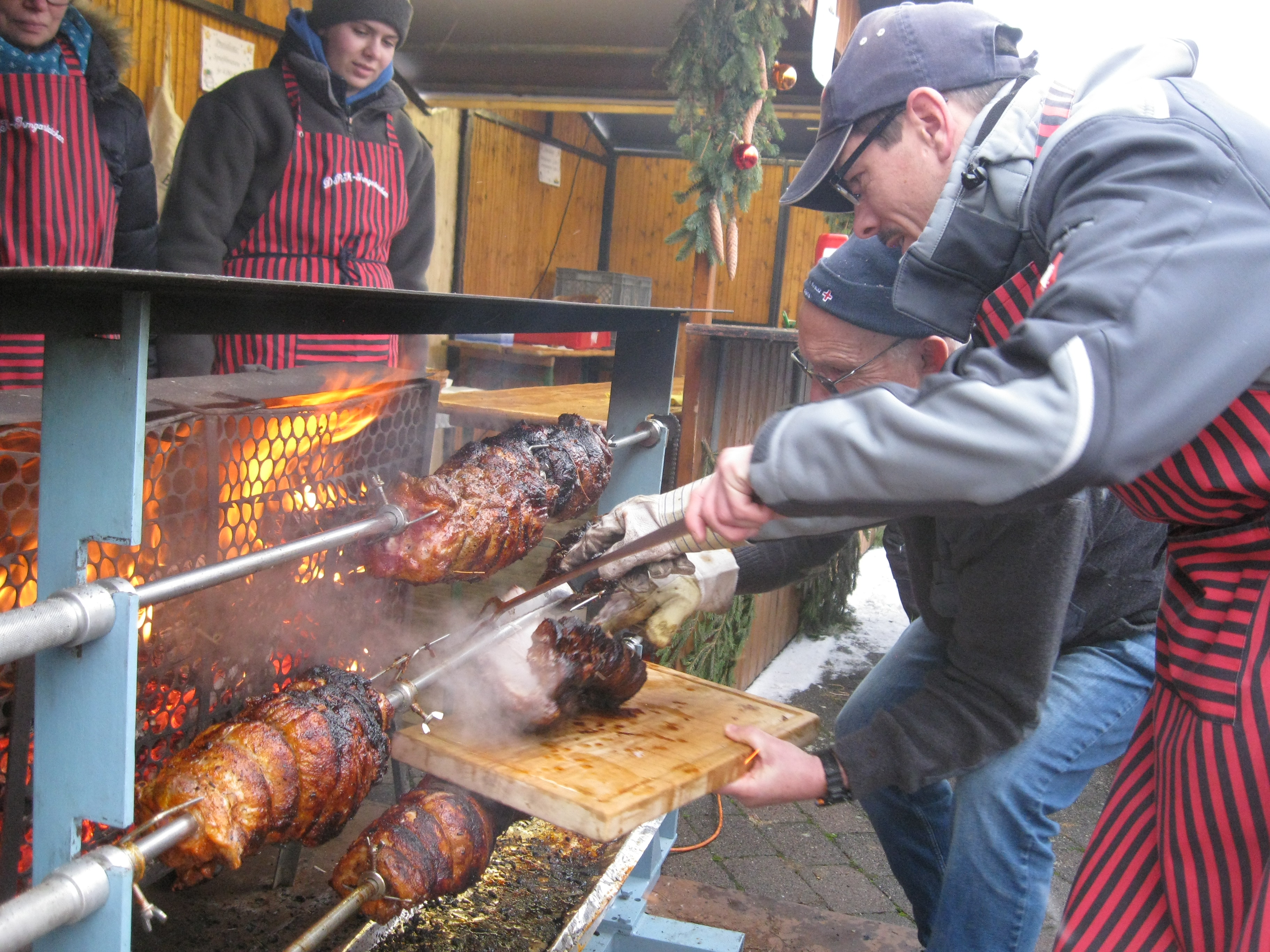 39. Weihnachtsmarkt: Schneeflocken sorgten für Ambiente – Stimmungsvoller Markt auf dem Kirchplatz – Blasmusik zum Glühweinduft