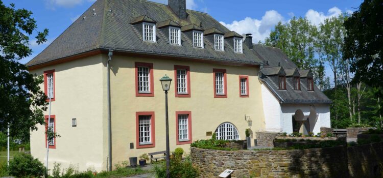 Tag des offenen Denkmals an der Wasserburg in Hainchen mit dem Akustik-Duo der Band UnArt