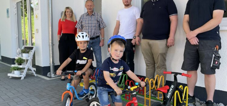 Kinderfahrradständer an das Familienzentrum St.Cäcilia überreicht Kinderfahrradständer an das Familienzentrum St.Cäcilia überreicht