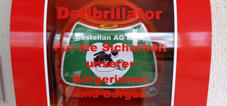 Gemeinschaftliches Engagement führt zur Anschaffung eines Defibrillators in Irmgarteichen