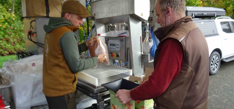Für frischen Saft, mobile Obstpresse vor Ort