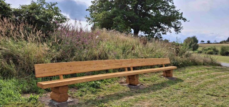 Neue Sitzbänke für den Ort Irmgarteichen